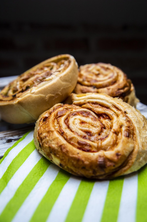 Slimák pizzový so šunkou a olivami